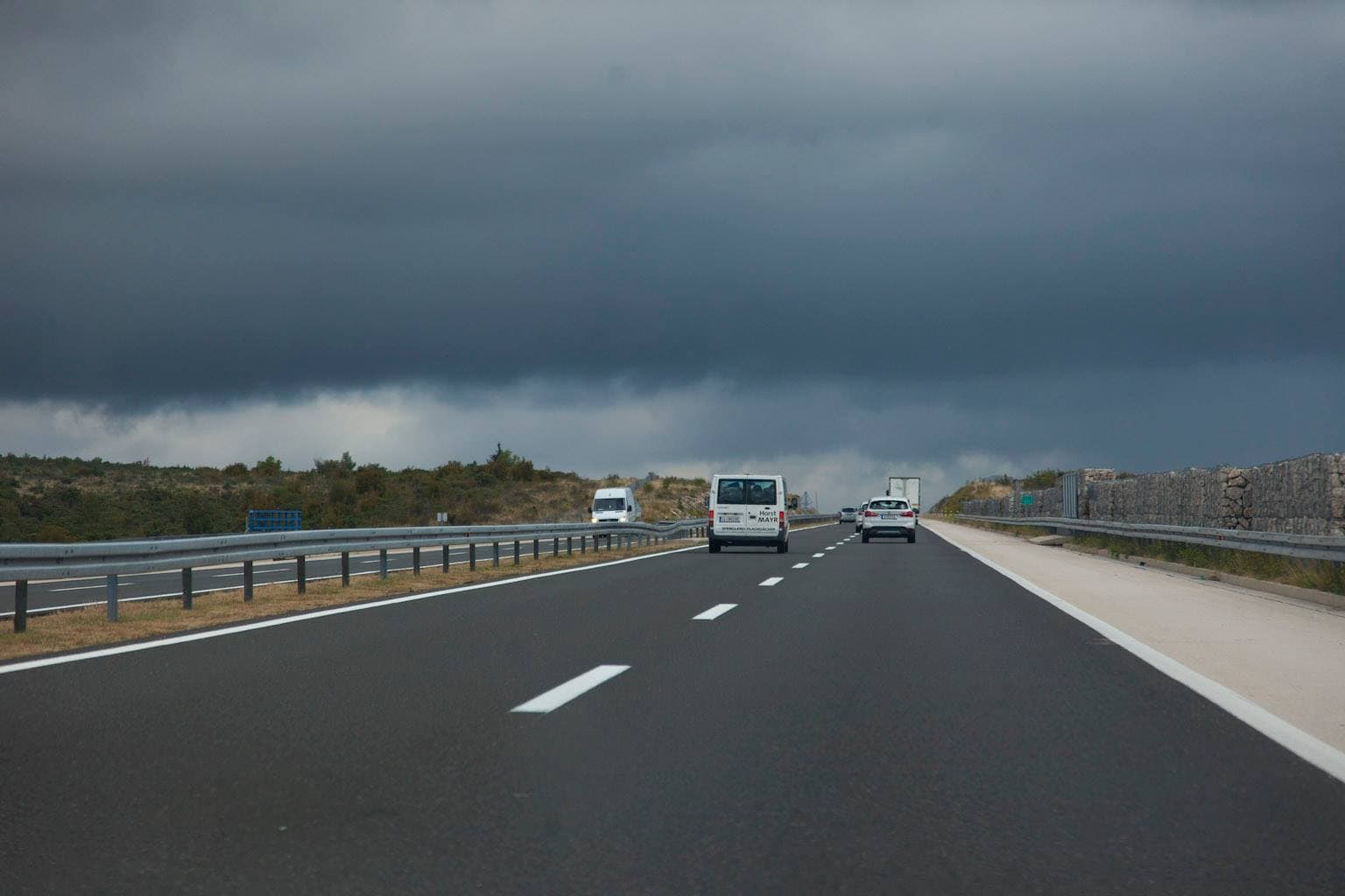 Vozilo u kvaru na autocesti A1 kod čvora Rovanjska ograničava brzinu prometa