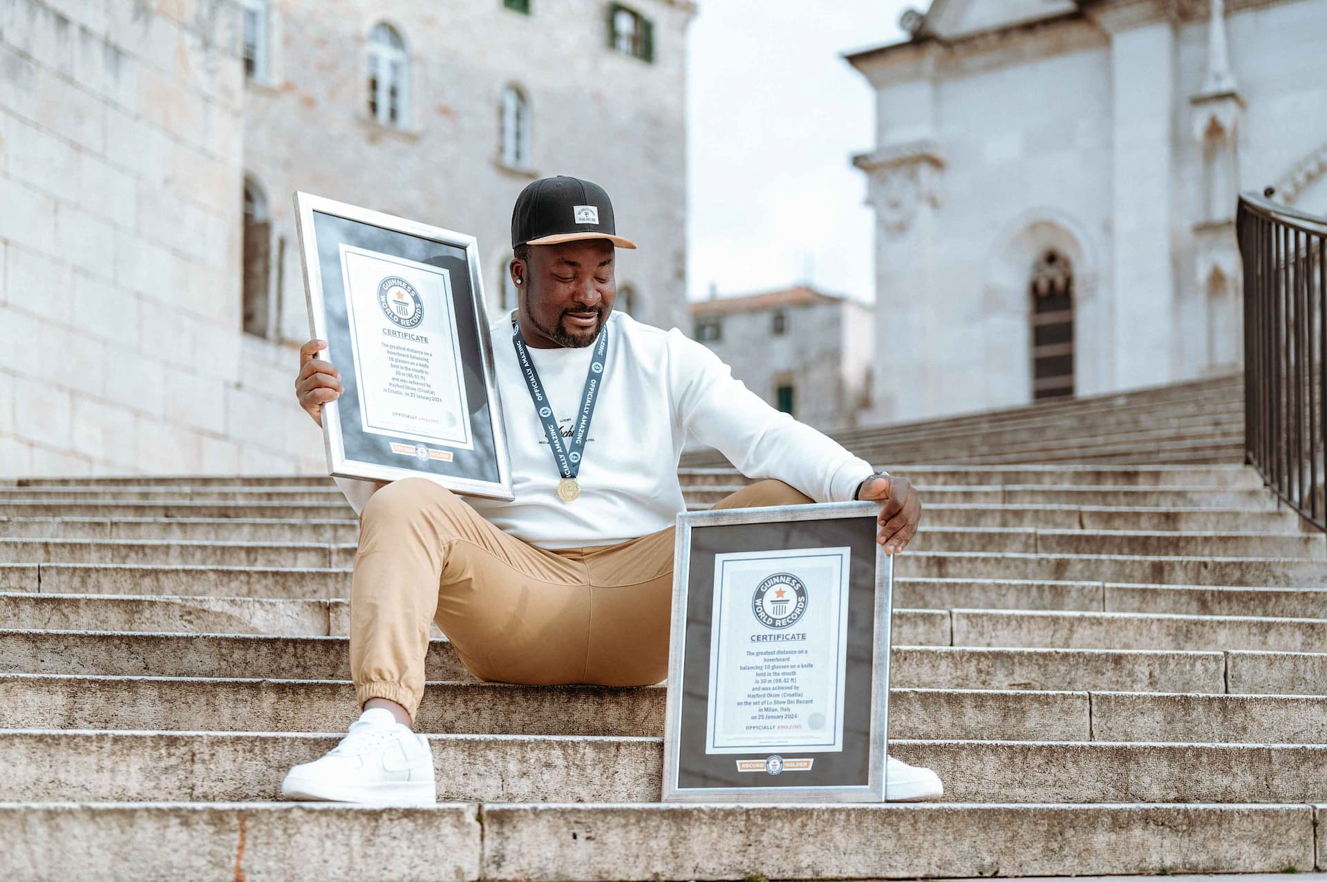 Hayford je u Šibenik donio dva Guinnessova rekorda: Vozi hoverboard balansirajući 10 čaša na nožu kojeg drži u ustima 