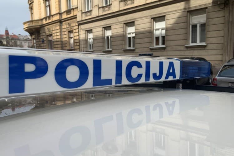 U Žaboriću skrivio prometnu nesreću pa prijetio 20-godišnjaku: Razbio mu retrovizore i brisač na automobilu 