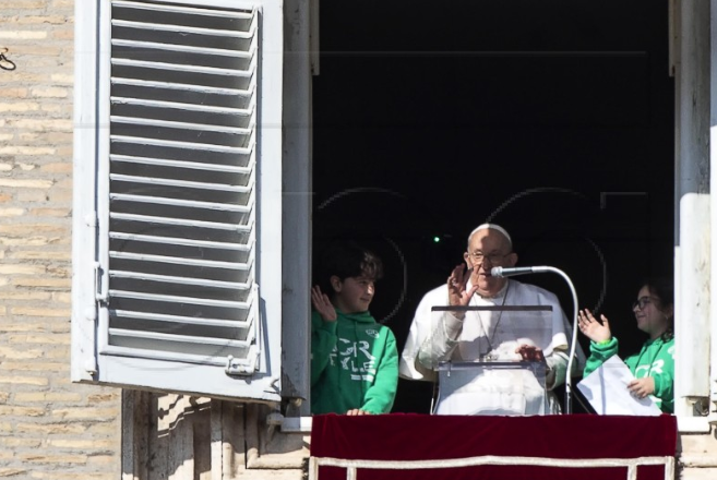 Papa Franjo u Angelusu pozvao na diplomatsko rješenje rata u Ukrajini 