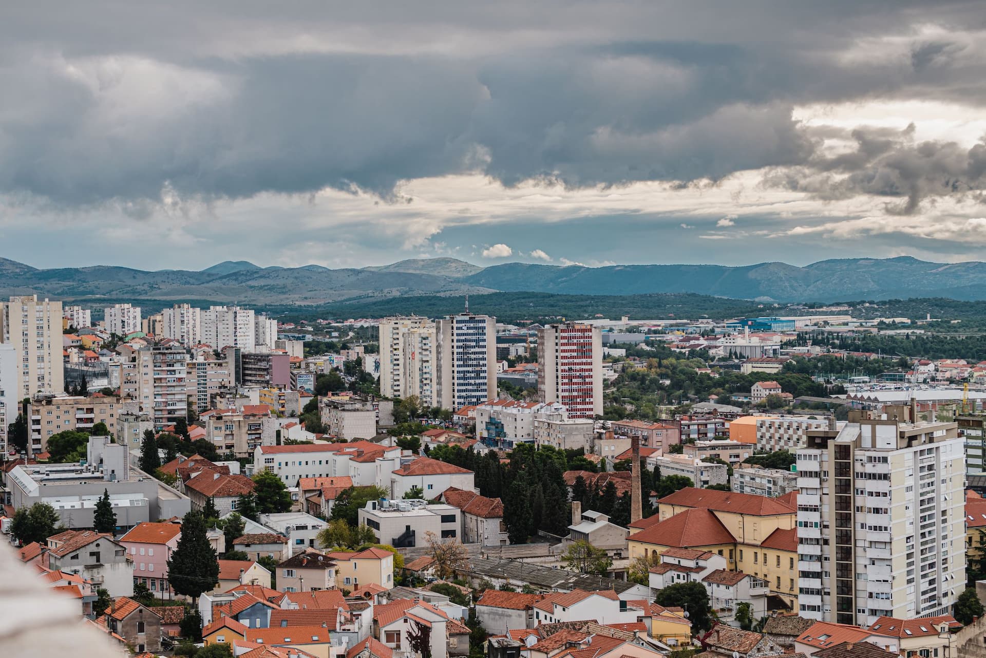 Promjenjivo oblačno, mjestimično kiša