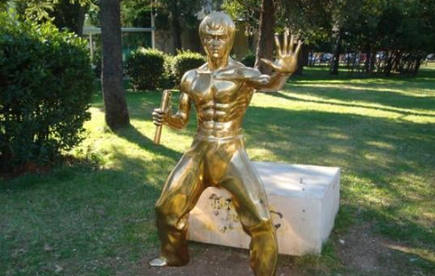 U Mostaru nestao kip Brucea Leeja 