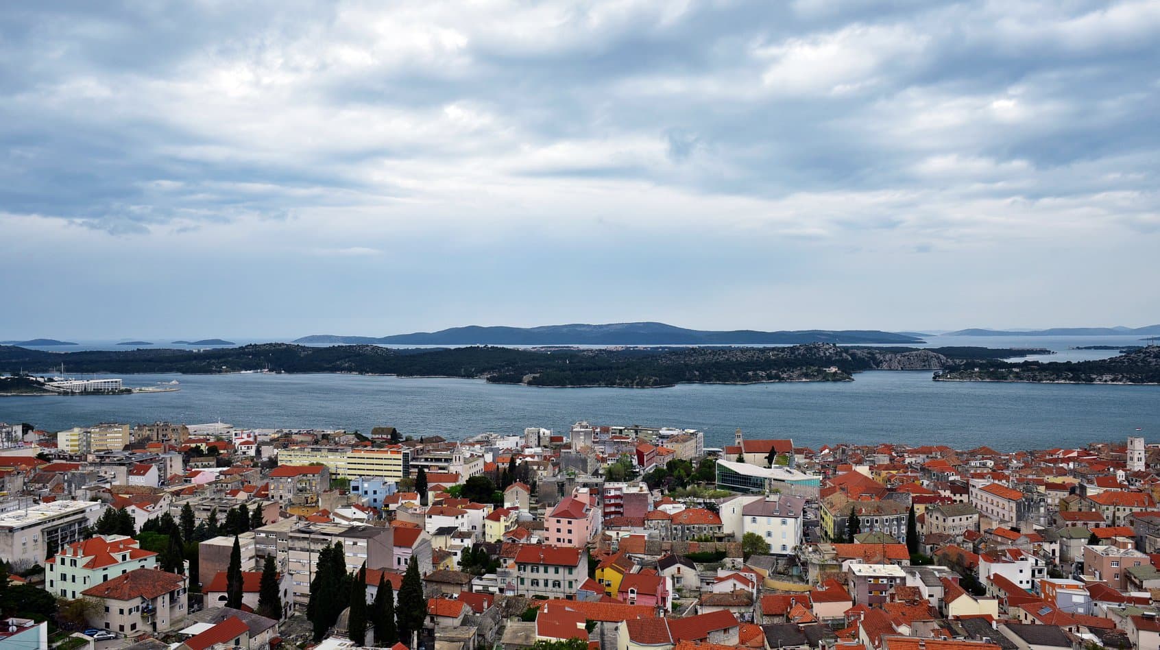 Umjereno do pretežno oblačno