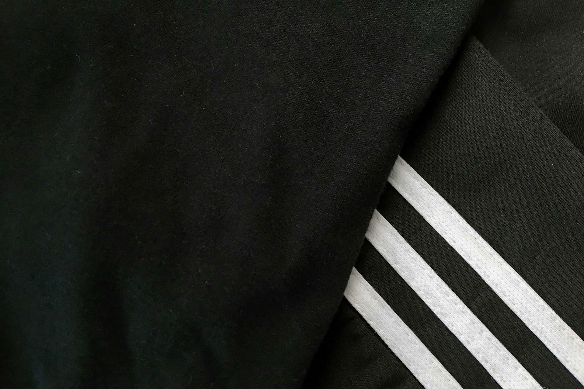 Adidas zaustavio prodaju dresova s brojem 44 koji sliči logu SS-a