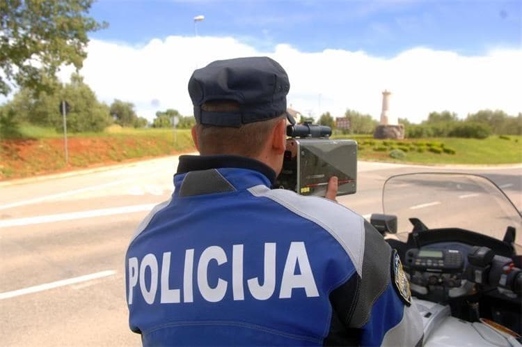 Priveden 46-godišnjak: U Pirovcu vozio motocikl bez tablica, kacige i još napuhao 2,28 