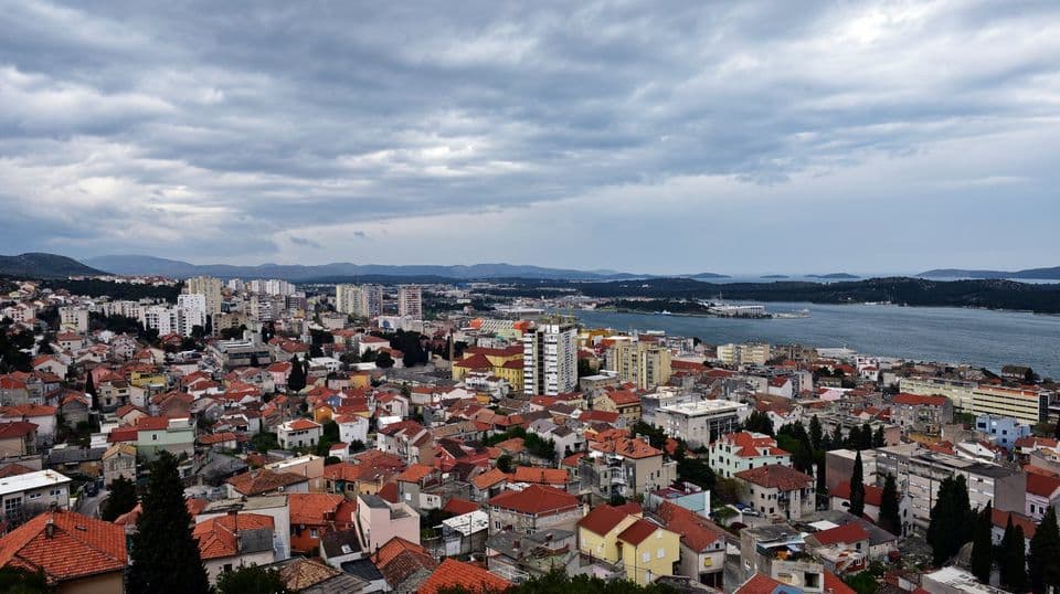 Promjenljiv početak tjedna, poslijepodne mjestimice kiša