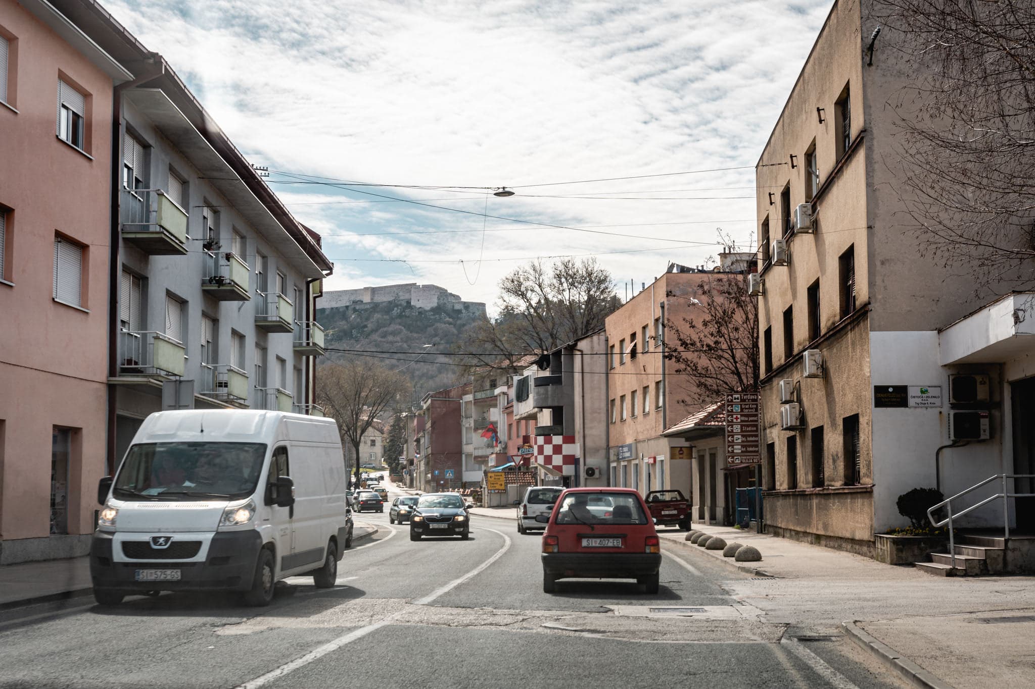 Vozačica u Kninu motociklistu oduzela prednost, od siline udara zadobio teške ozljede
