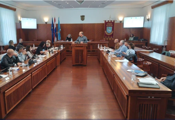 Na sjednici GV Grada Knina zaiskrilo između oporbenog vijećnika Čolaka i ravnatelja Kninskog muzeja Šimića 