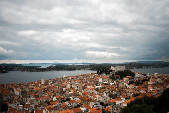 Jugo s olujnim udarima, poslijepodne moguća kiša 