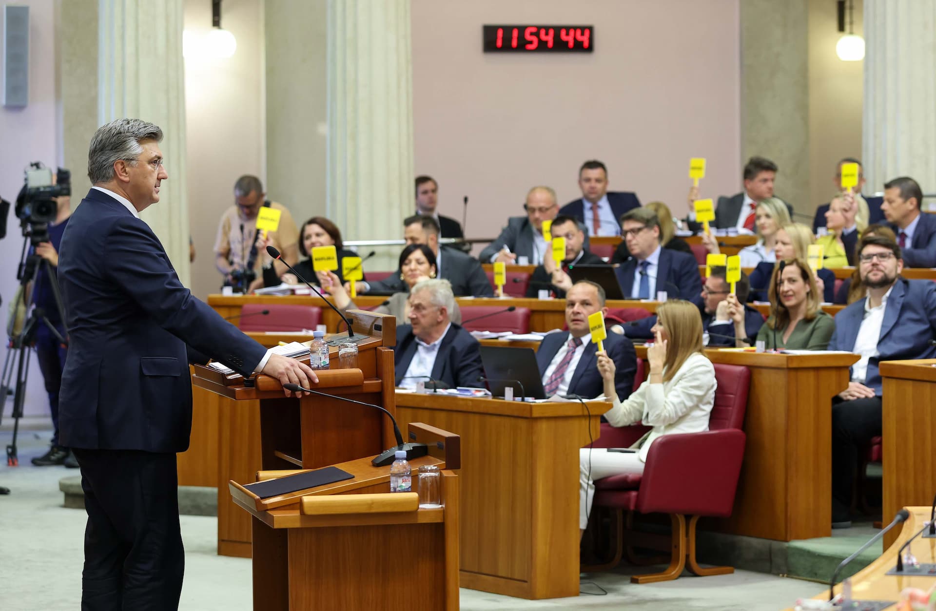 Ovo su obećanja Vlade: Veće plaće, novac za bebe, ogromna pomoć povratnicima...