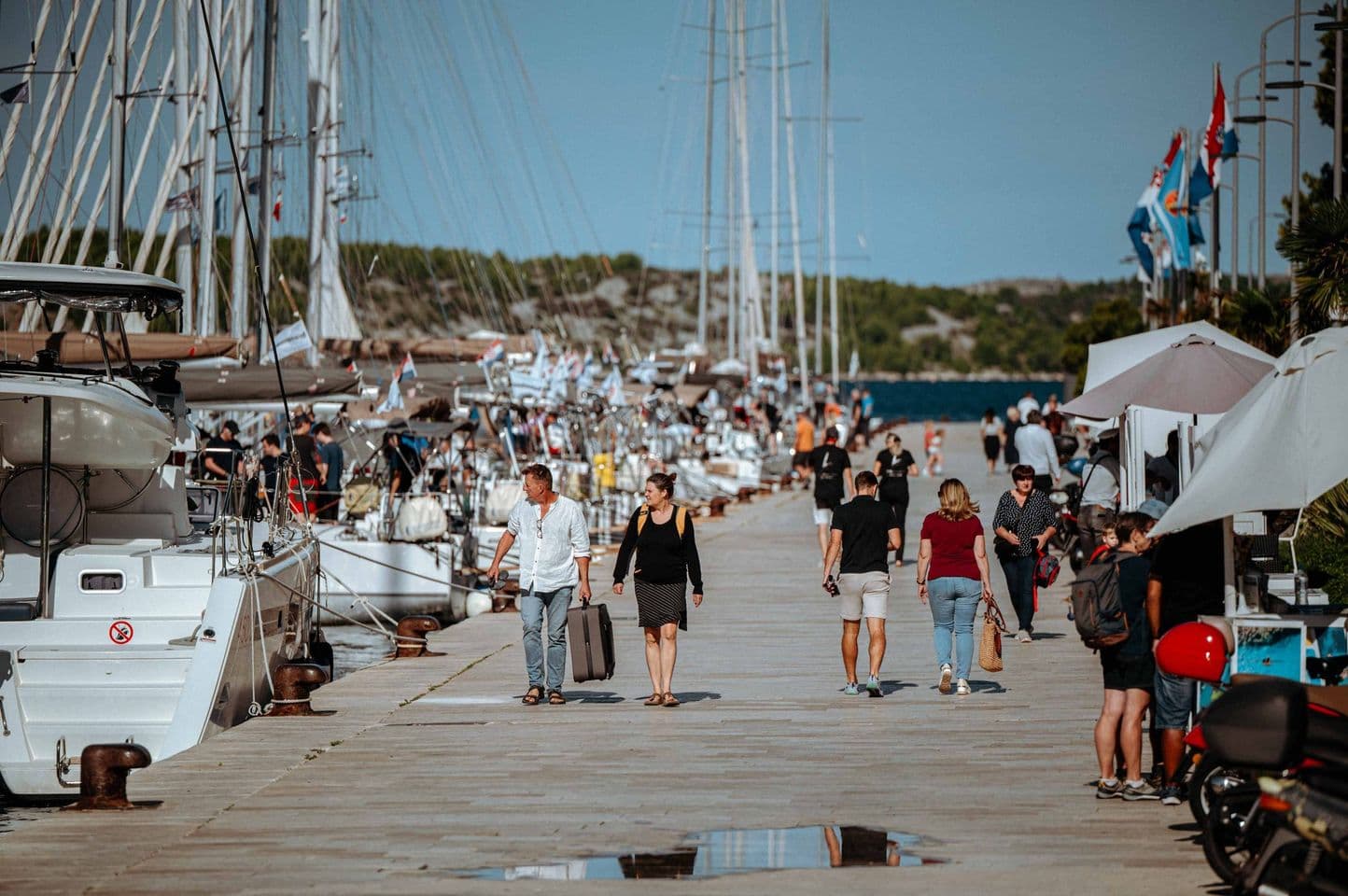 Bura će nastaviti danas slabiti, temperatura zraka do 30 stupnjeva Celzijevih