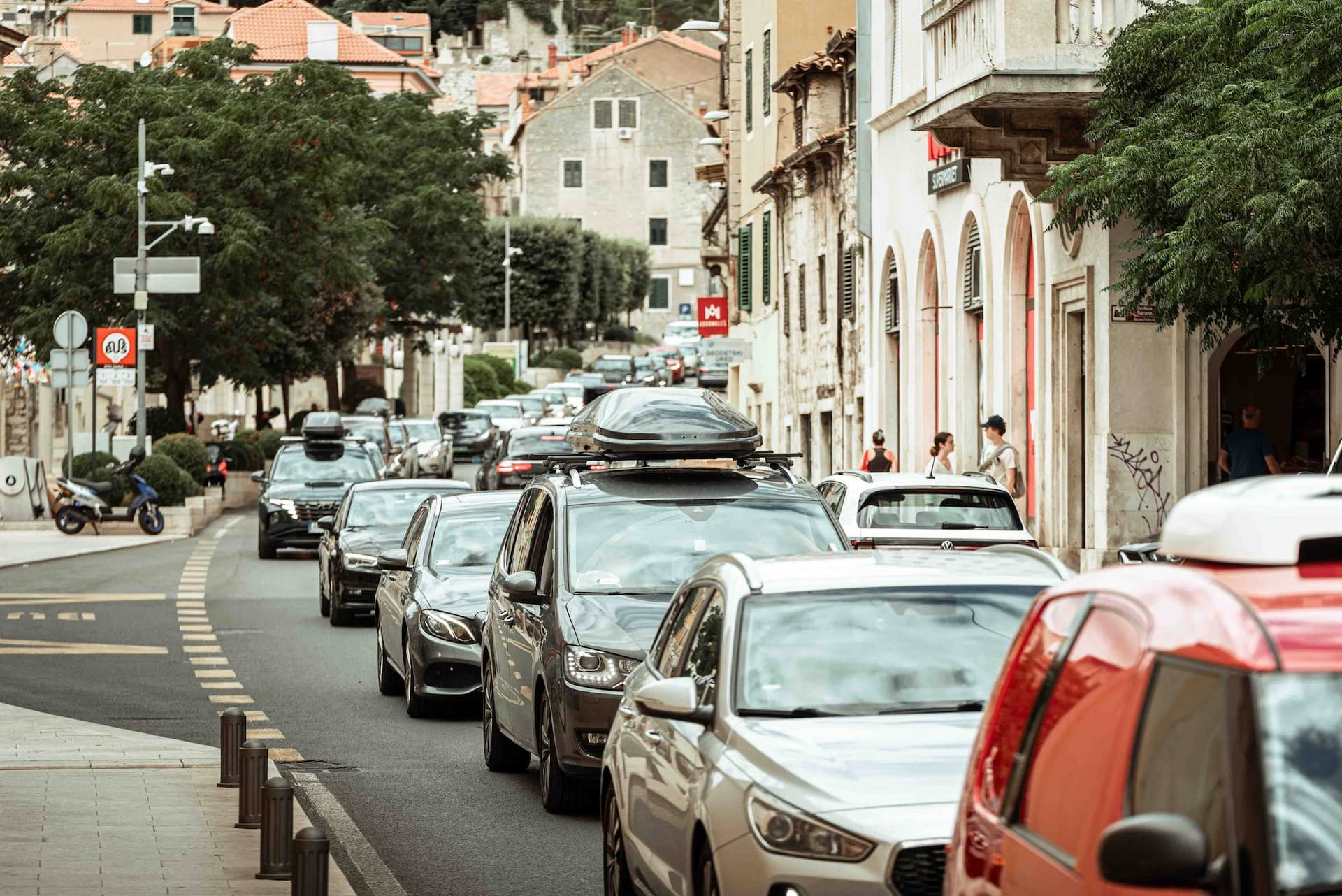Promet je svuda pojačan, na prilazima turističkim središtima i usporen 