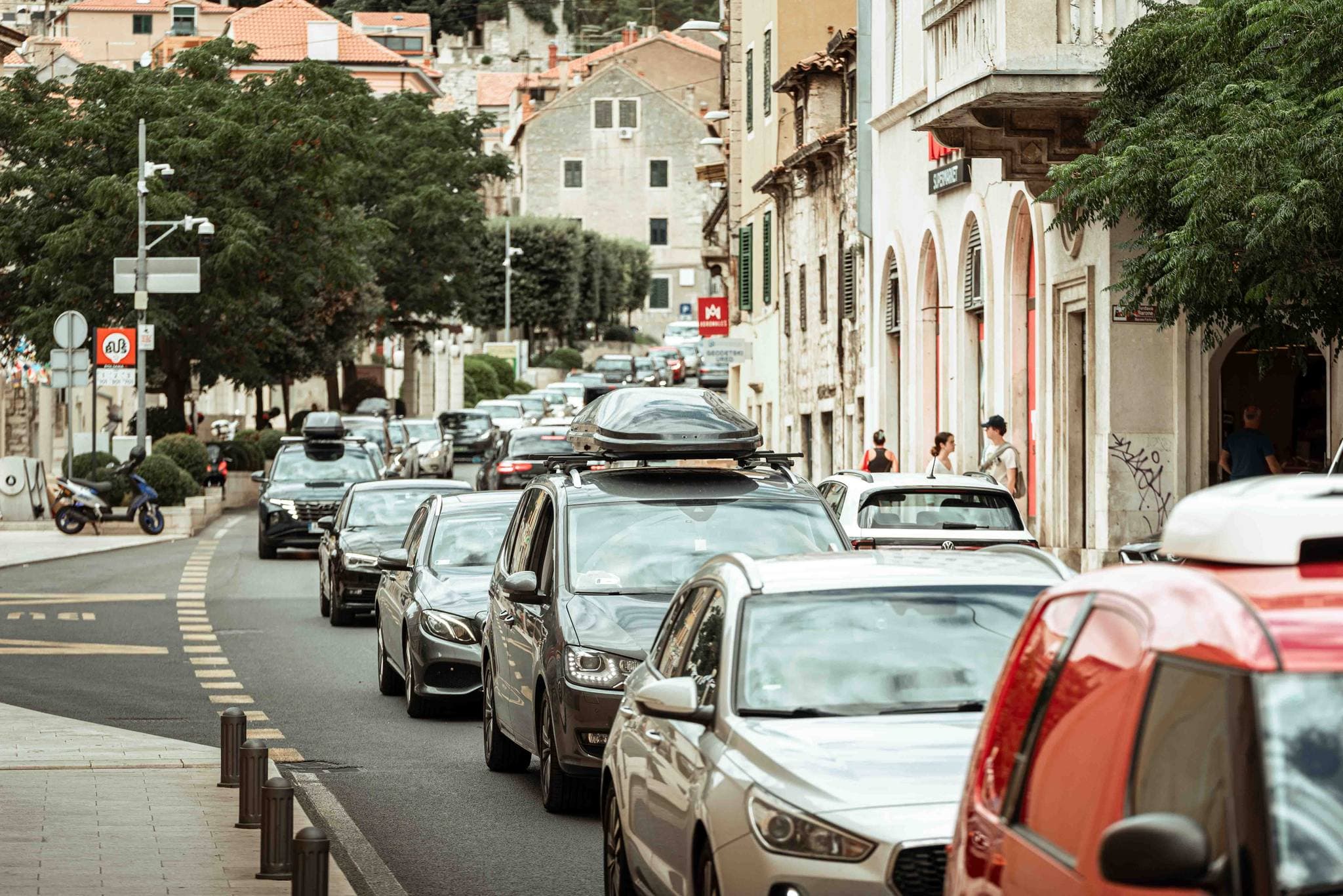 Promet je svuda pojačan, na prilazima turističkim središtima i usporen 