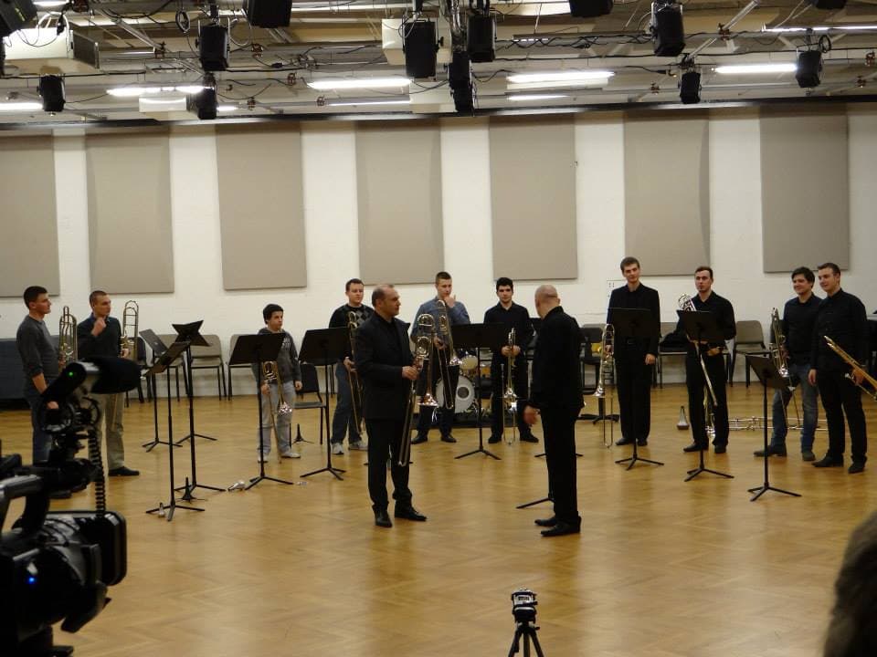 Bubnjarski ansambl Klapa Klapa i Ad Gloriam Brass u nedjelju u Tisnom