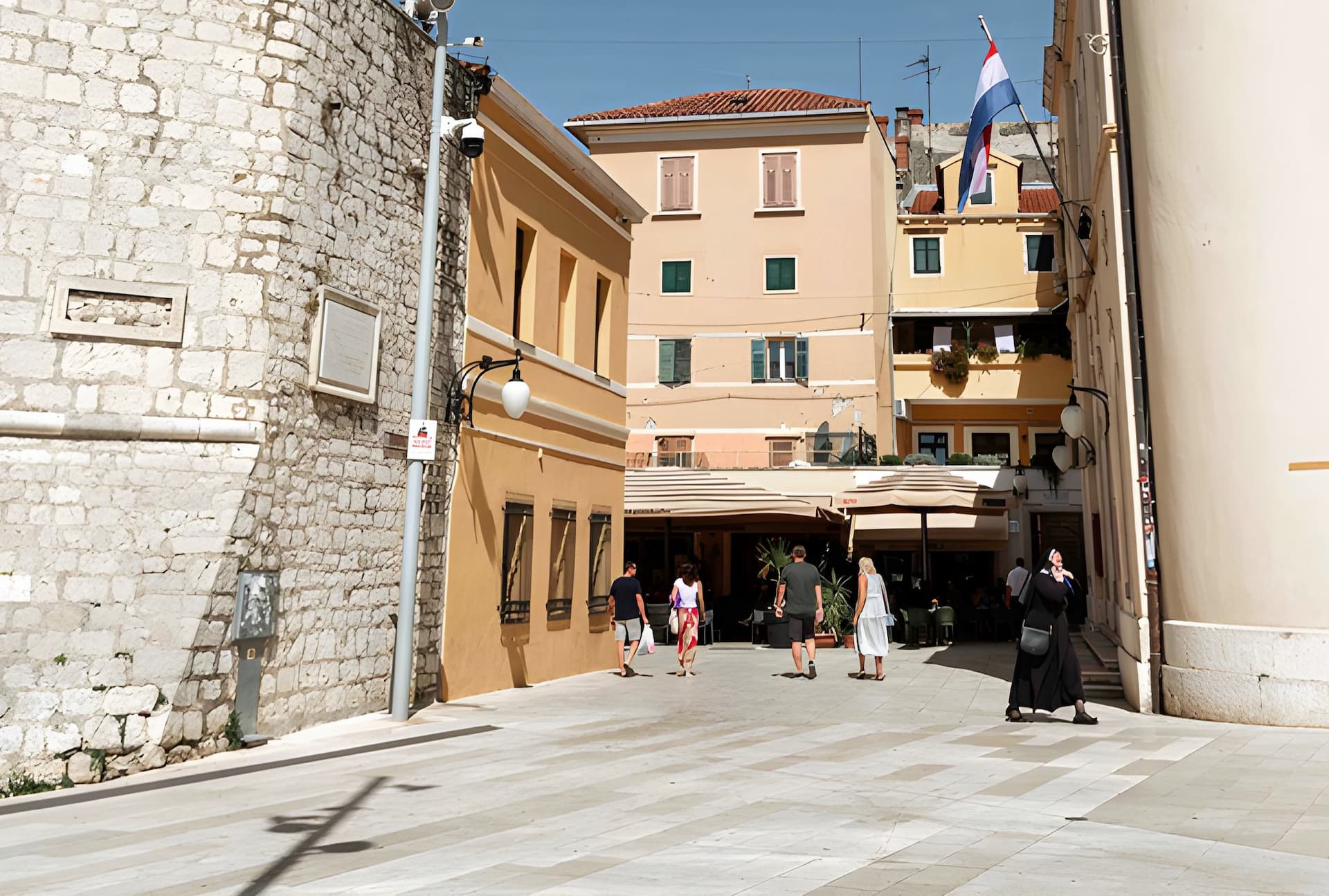 Gori nebo i zemlja, živa raste prema 37 stupnjeva. Dalmacija neće neko vrijeme izaći iz 'crvenoga'