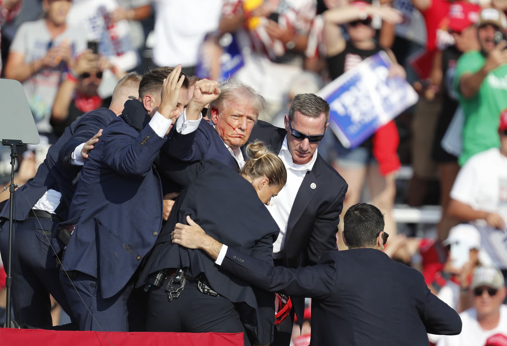  Pokušan atentat na Trumpa, odveli ga krvavog, dvoje mrtvih