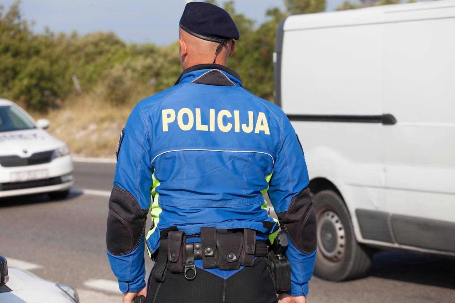 Prometna nesreća u blizini Primoštena: 22-godišnjak pod utjecajem alkohola sa suputnicima završio u provaliji
