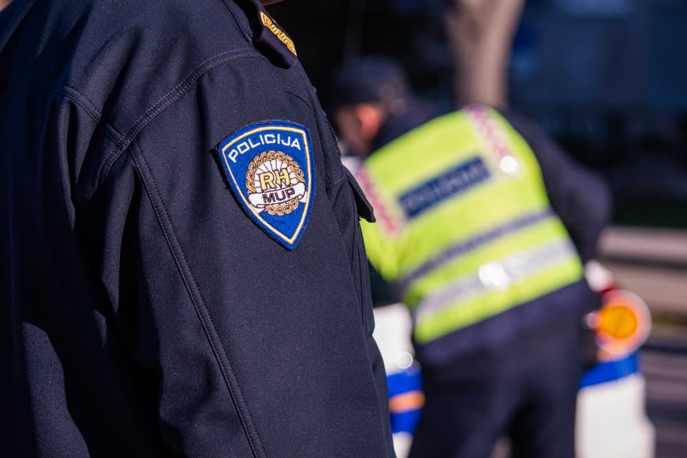 Prometna nesreća u Drnišu: Policajac udario osobni auto na semaforu