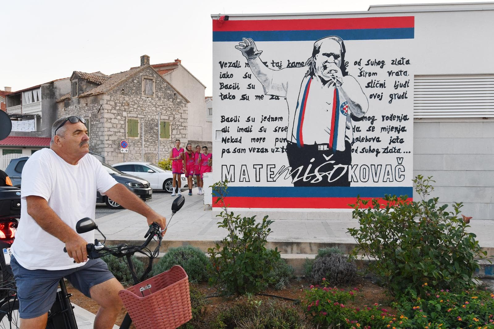 Mišo u Tribunju dobio mural s tekstom pjesme 'Ja ne mogu drugo nego da je ljubim'