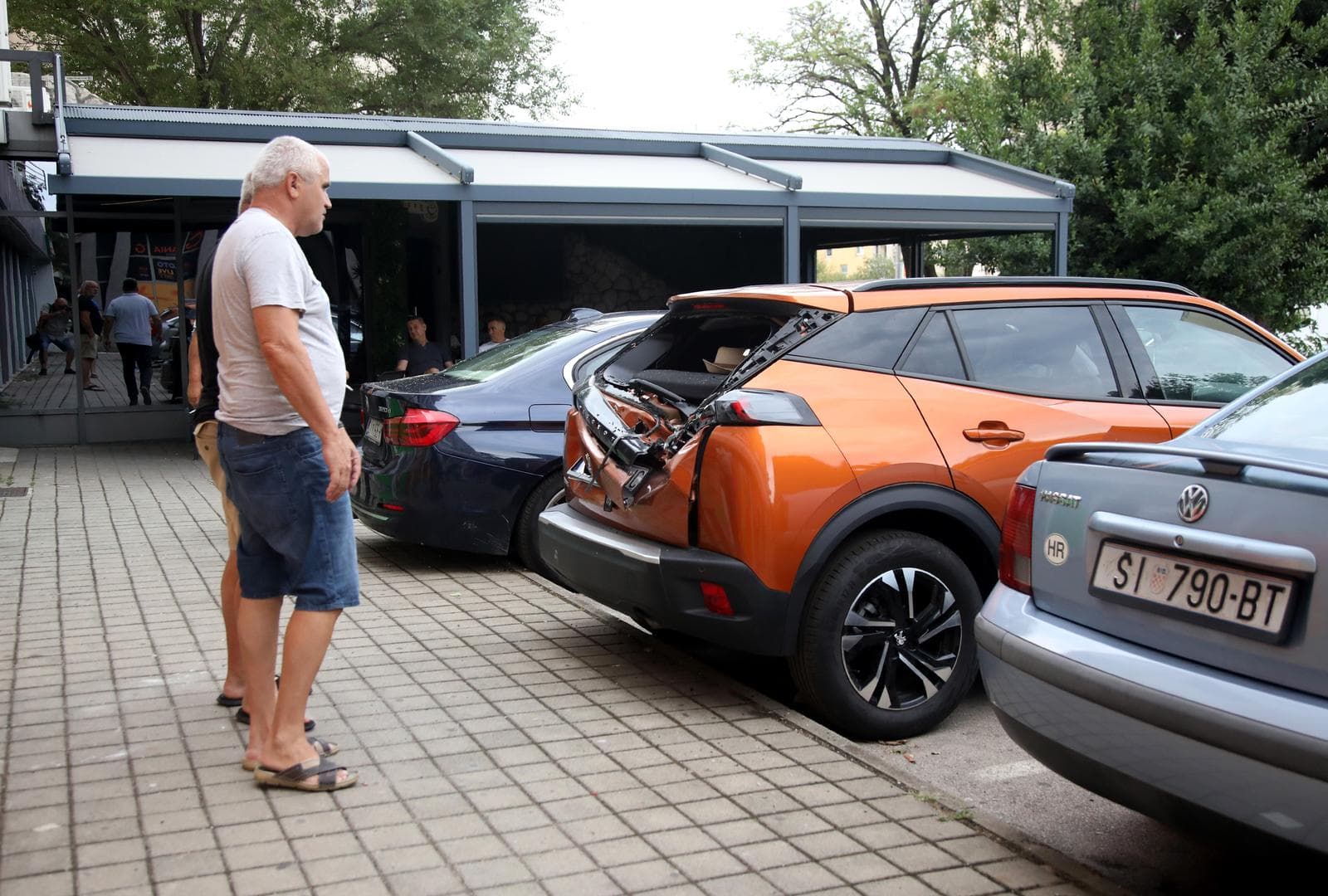 Komad fasade sa zgrade na Baldekinu pao na automobile: 'Srećom nije bilo prolaznika'