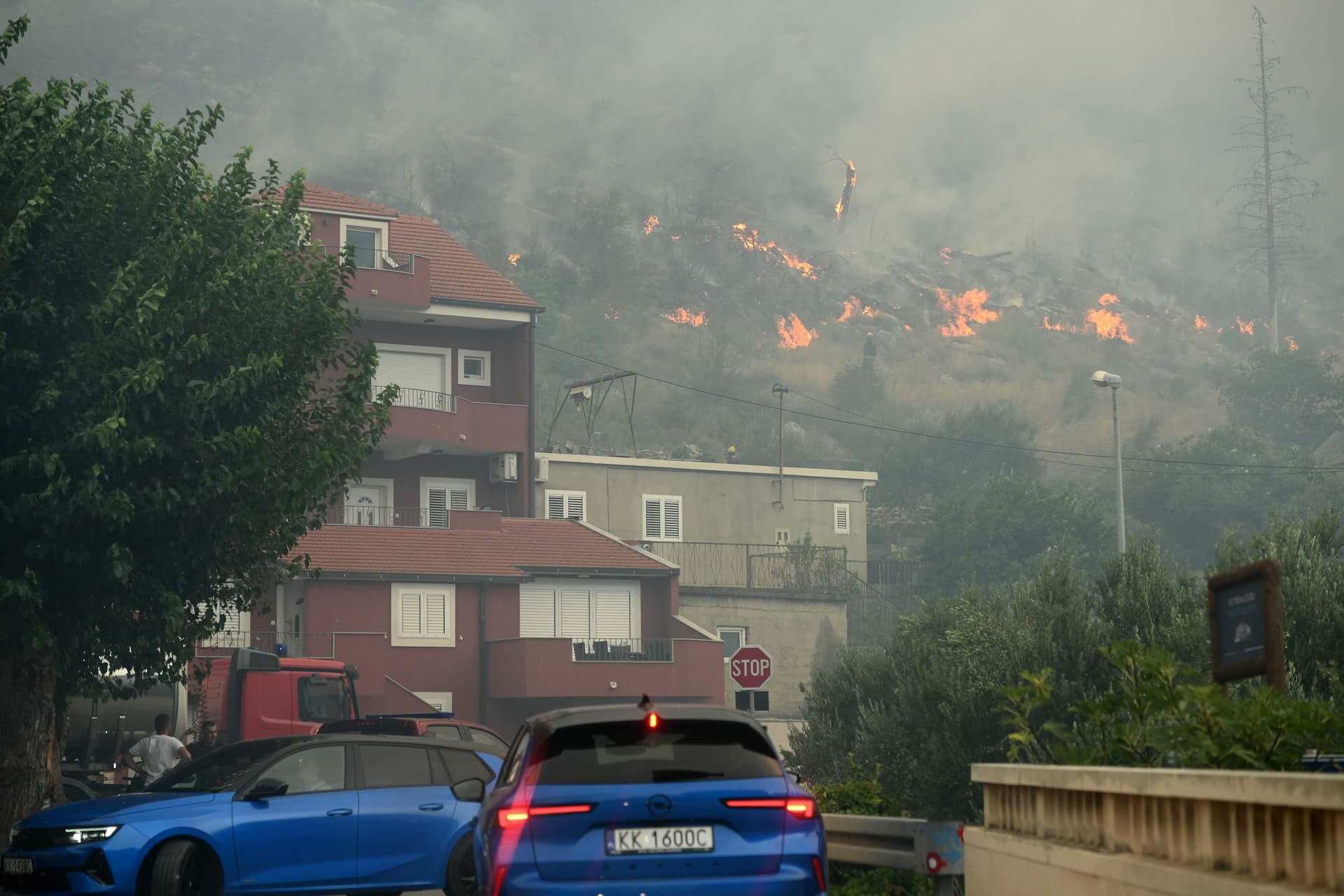 Na požarištu u Žrnovnici 305 vatrogasaca, u pomoć stigla i vojska