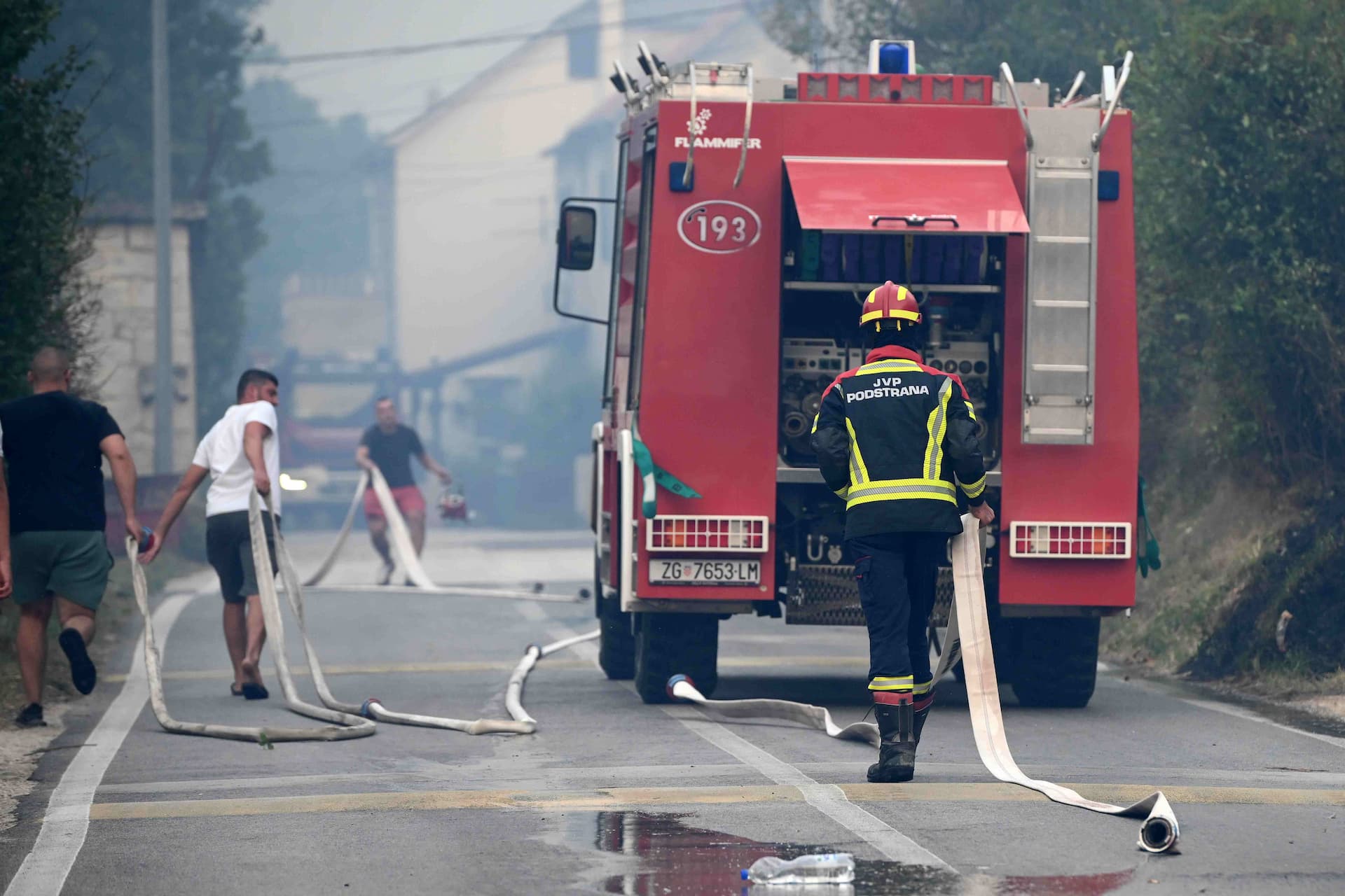 Tijekom gašenja požara u Žrnovnici tri vatrogasca ozlijeđena