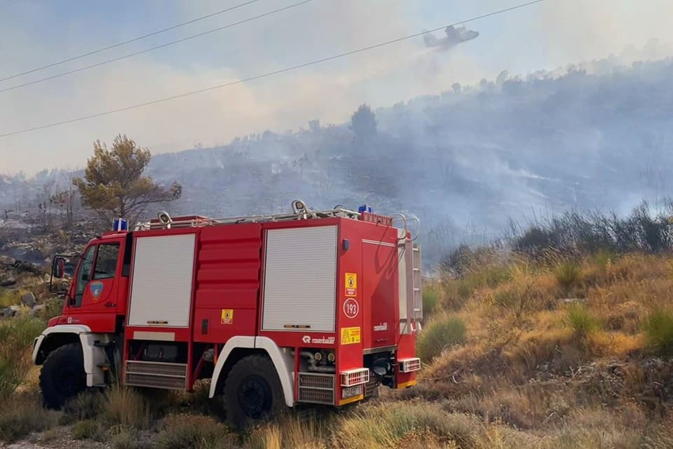 Požar na području Žrnovice i dalje aktivan, jedan vatrogasac ozlijeđen
