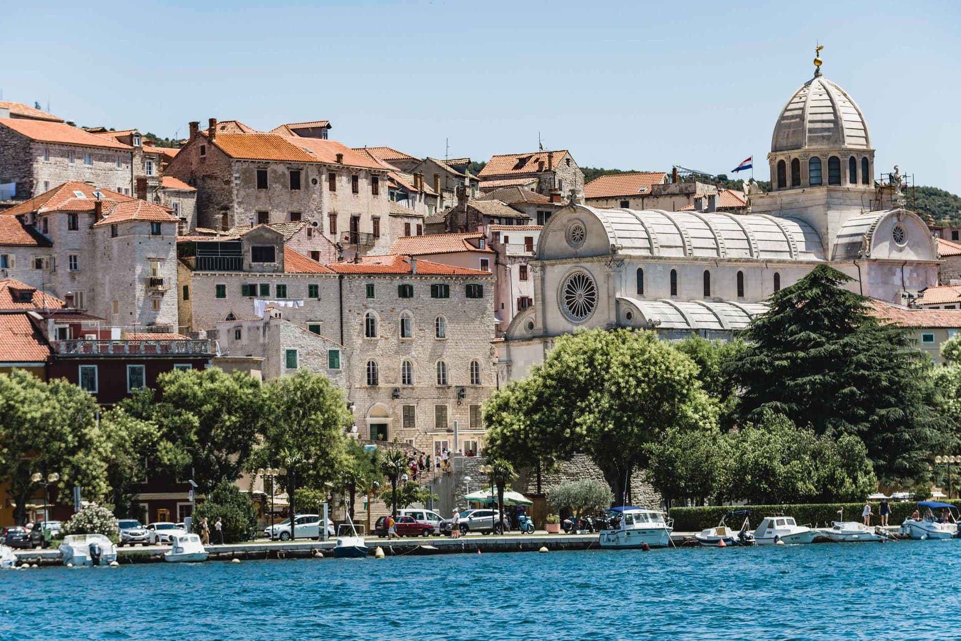 Sunčano i vruće, očekuje se slaba do umjerena bura