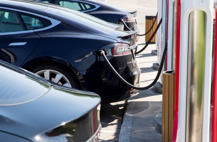 Zašto tako malo ljudi kupuje električne automobile? 
