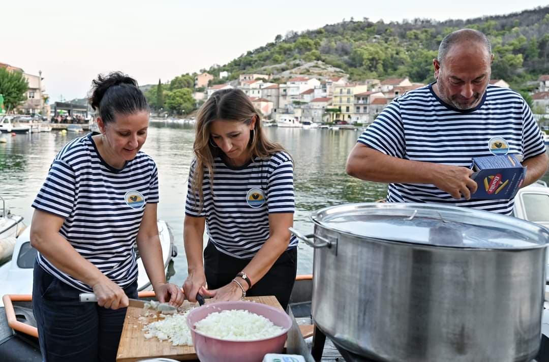 Na latu, na lešo, u rižotu, na buzaru: Zatonjani održali još jednu veselu Pidočijadu