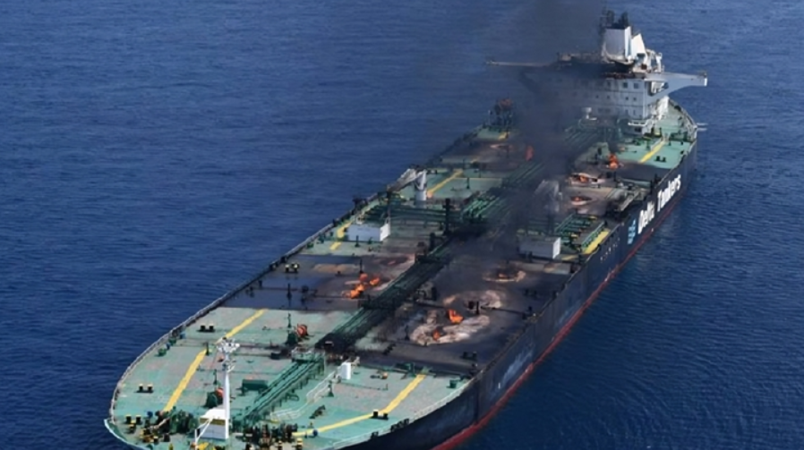 U Crvenom moru gori naftni tanker koji su pogodili Huti