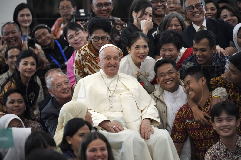 Papa Franjo poručio Indonežanima: 'Vi ste primjer za sve zemlje u kojima obitelji više vole imati mačku ili psa nego dijete'
