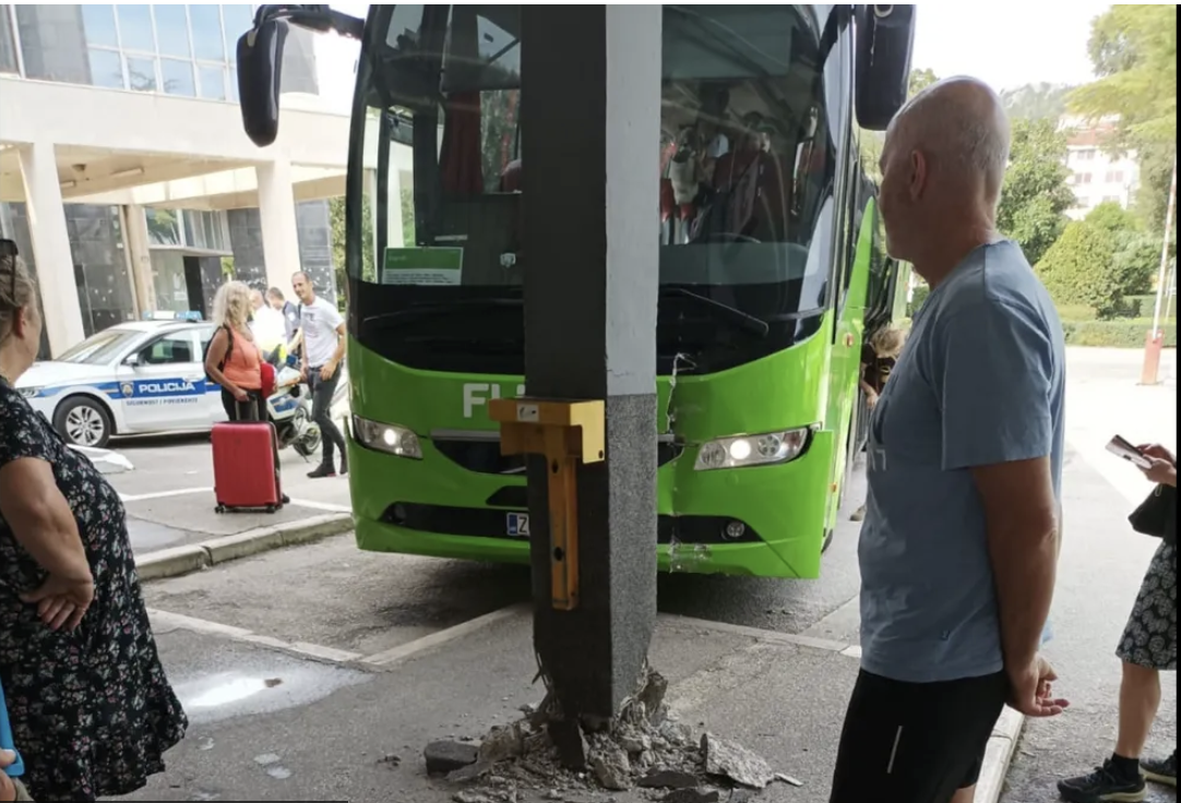Autobus se u Pločama zabio u kolodvor, morali su sve zatvoriti