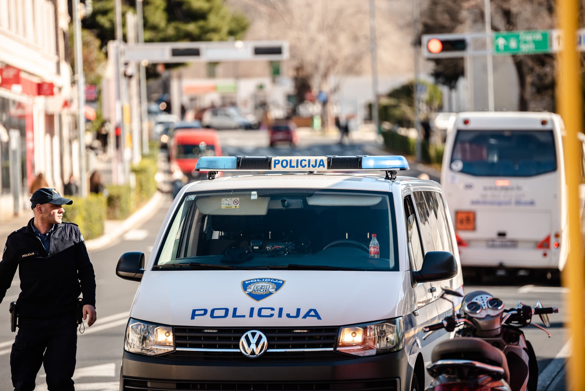 Zaustavili ga, on pokušao pobjeći: Šibenčanin (33) motorom udario u koljeno i lakat policajca pa se zabio u policijski auto