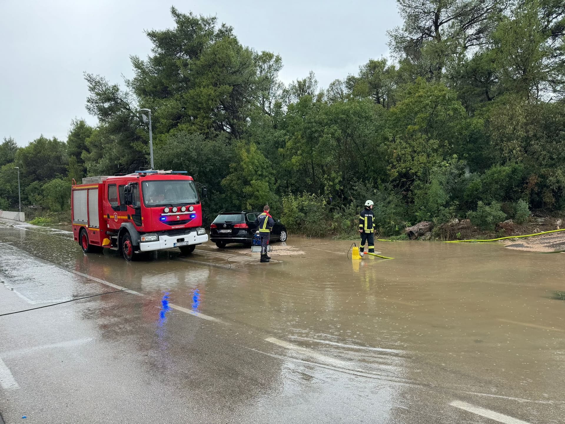 Obrnuti posao vatrogasaca: Diljem županije ispumpavali poplavljene objekte 