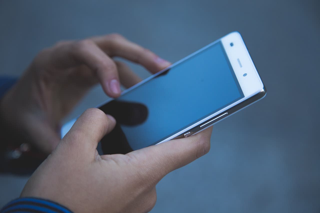 Prisluškuju li nas naši pametni telefoni? I tko to točno sluša?