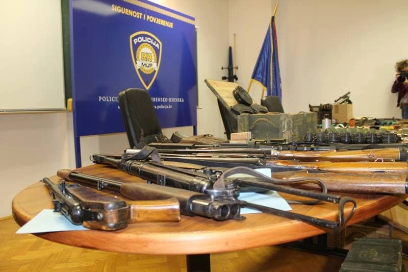 Dvoje građana predalo oružje u sklopu akcije 'Manje oružja - manje tragedija'