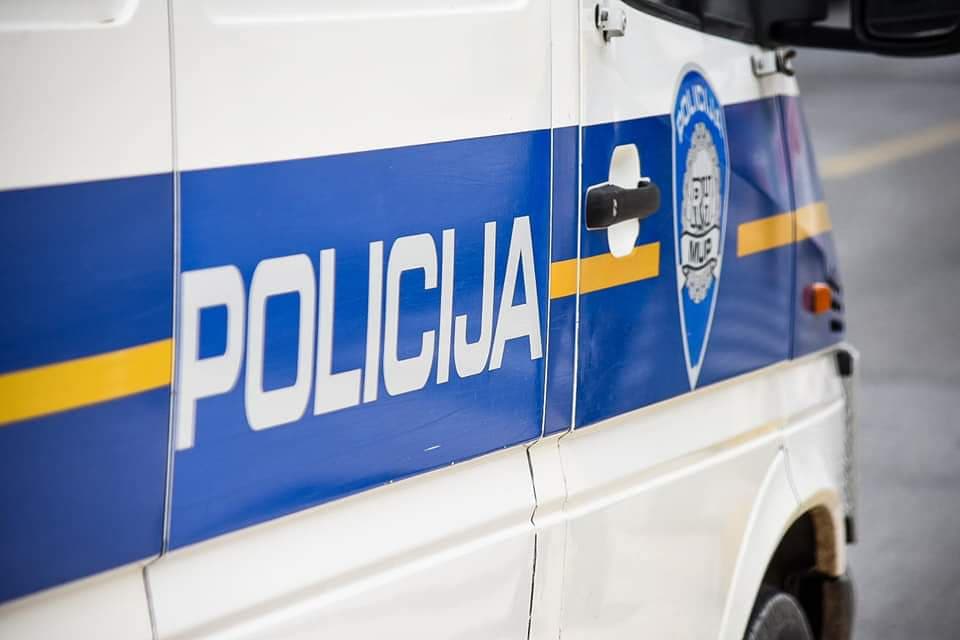 Nožem pokušao ubiti suprugu, u pretresu kuće pronašli mu eksplozivne naprave 