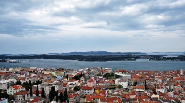 Oblačno s kišom, temperatura do 20 stupnjeva