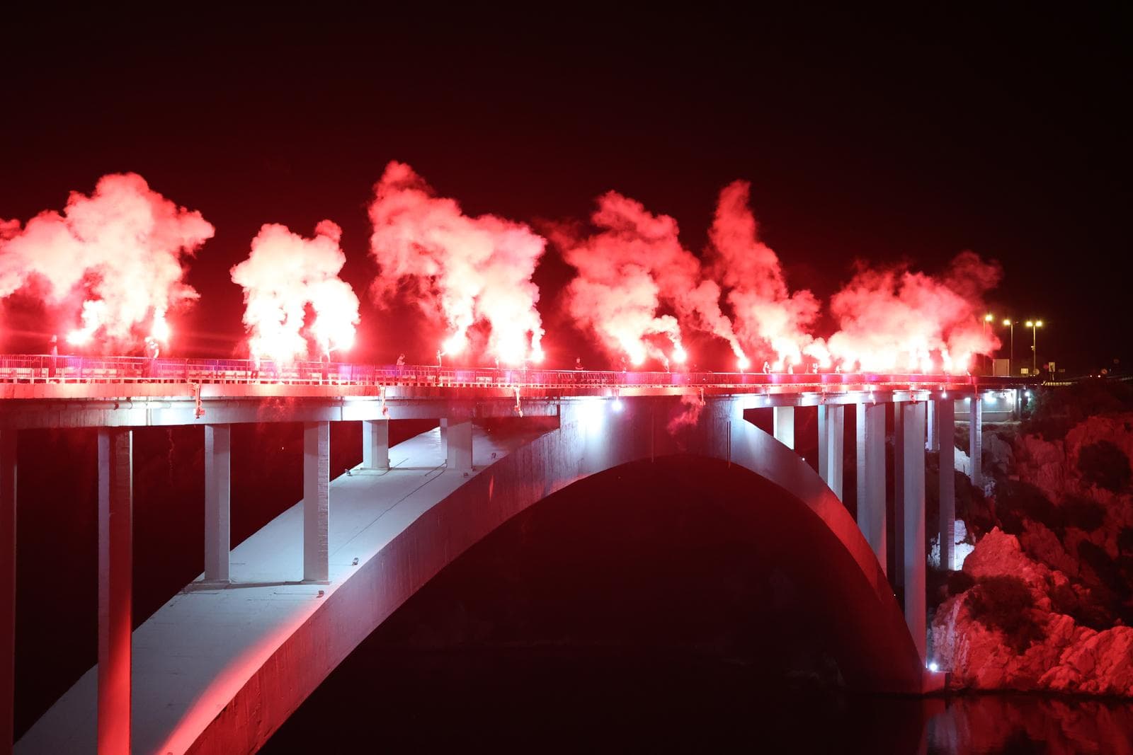 Pogledajte spektakularne prizore bakljade na Šibenskom mostu