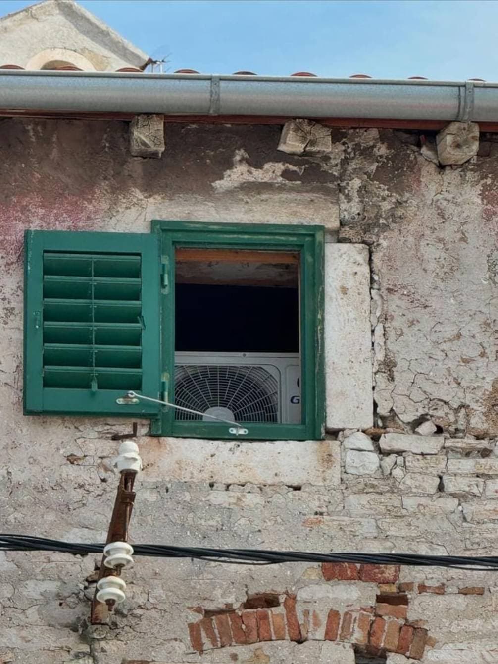 Prizor u staroj kući u Šibeniku nasmijao mnoge, doskočili novom zakonu za klima uređaje