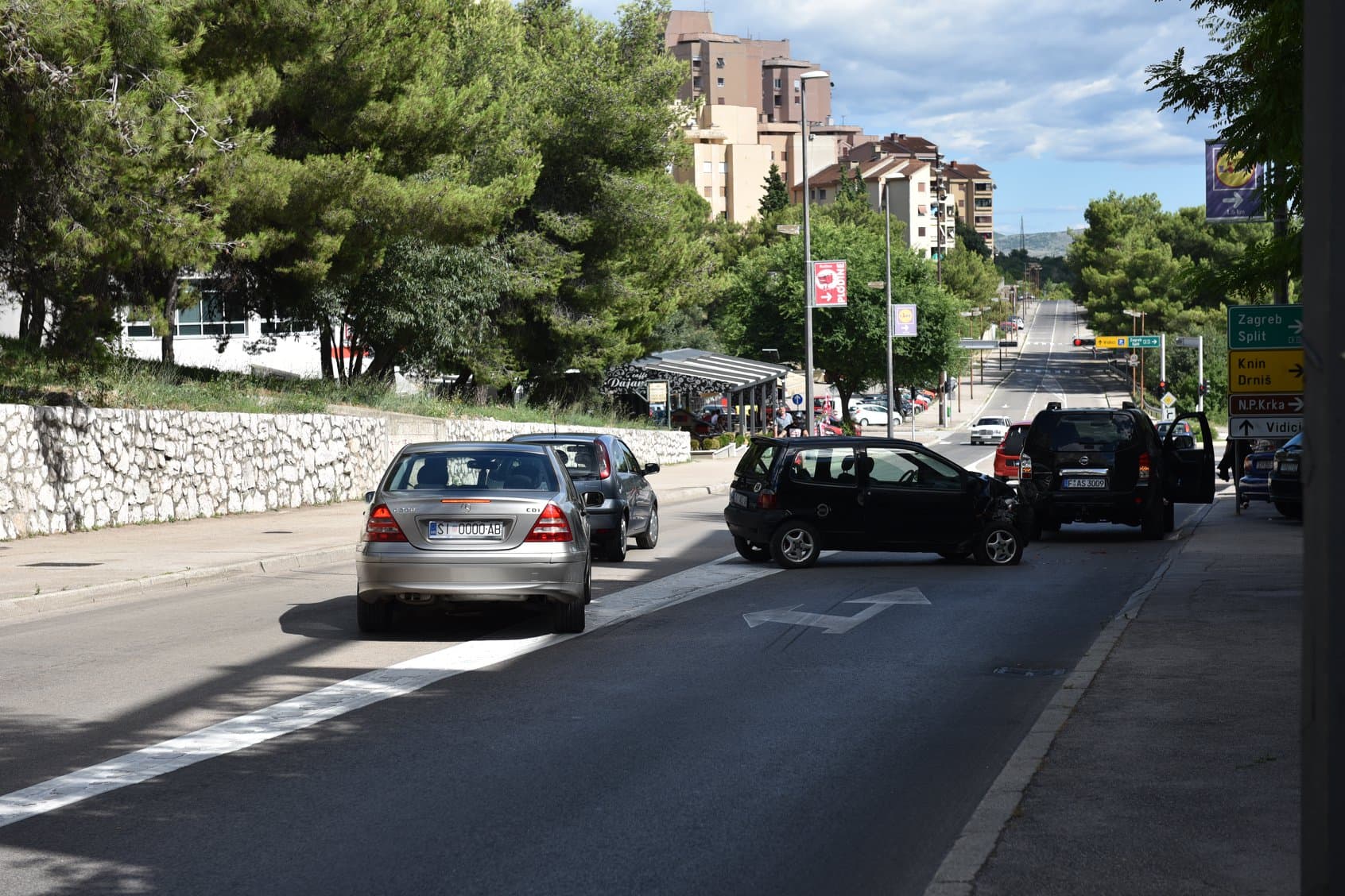 Šibenčanin (71) vozio pijan i pokosio četiri parkirana automobila