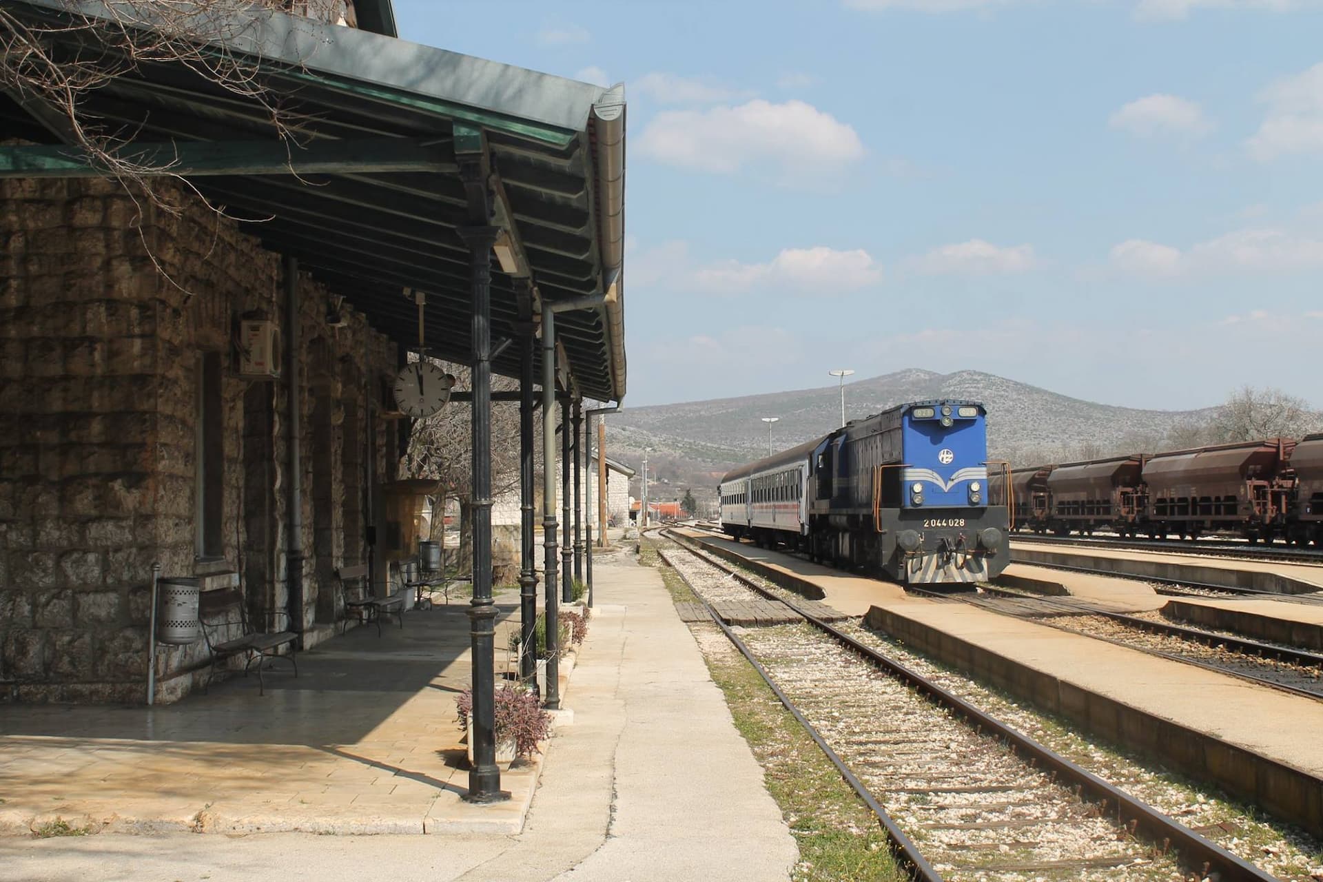 Mijenjaju se polasci vlakova iz Perkovića i Unešića zbog radova na pruzi