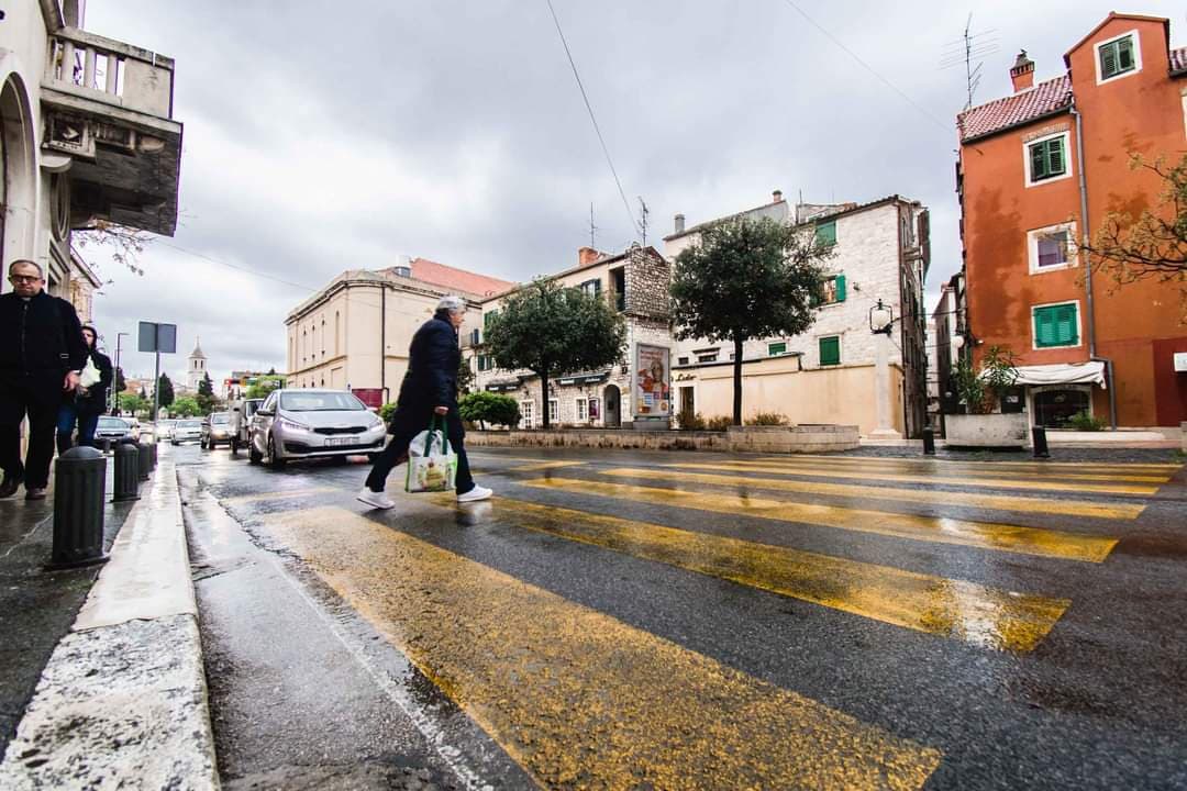 Mokri i skliski kolnici, pazite na moguće odrone