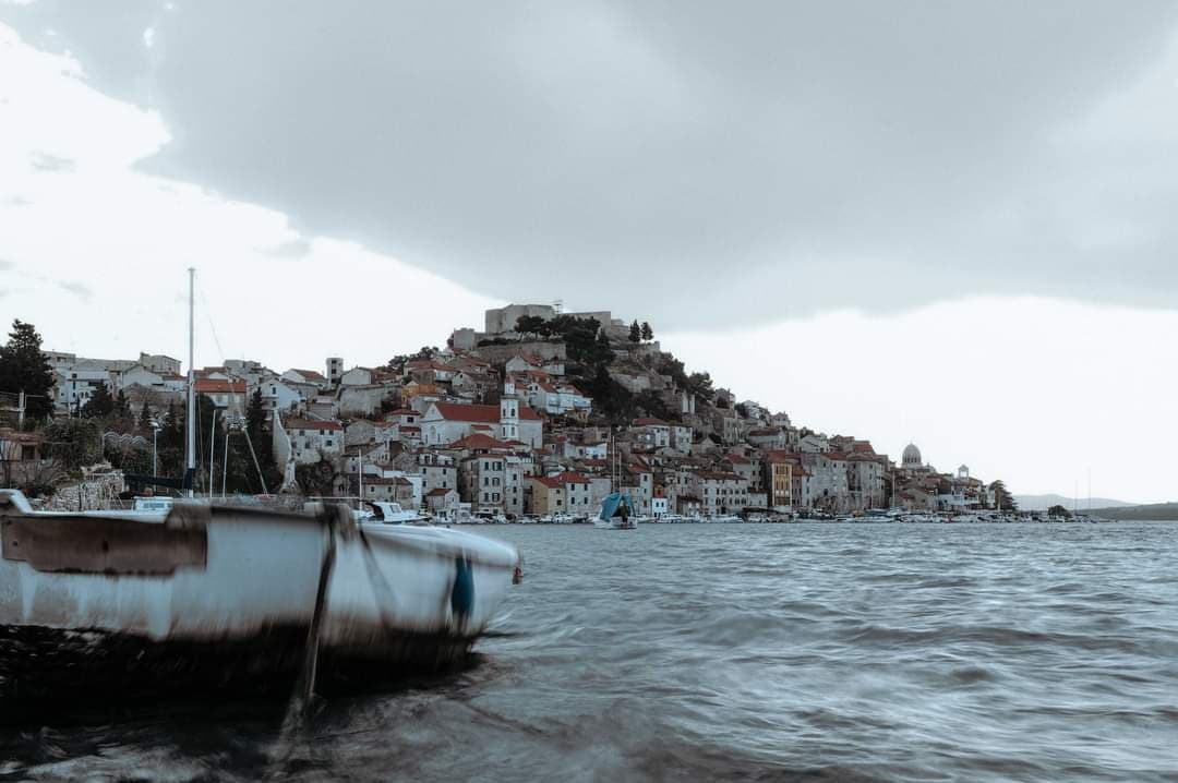 Danas oblačno, kišovito i burovito