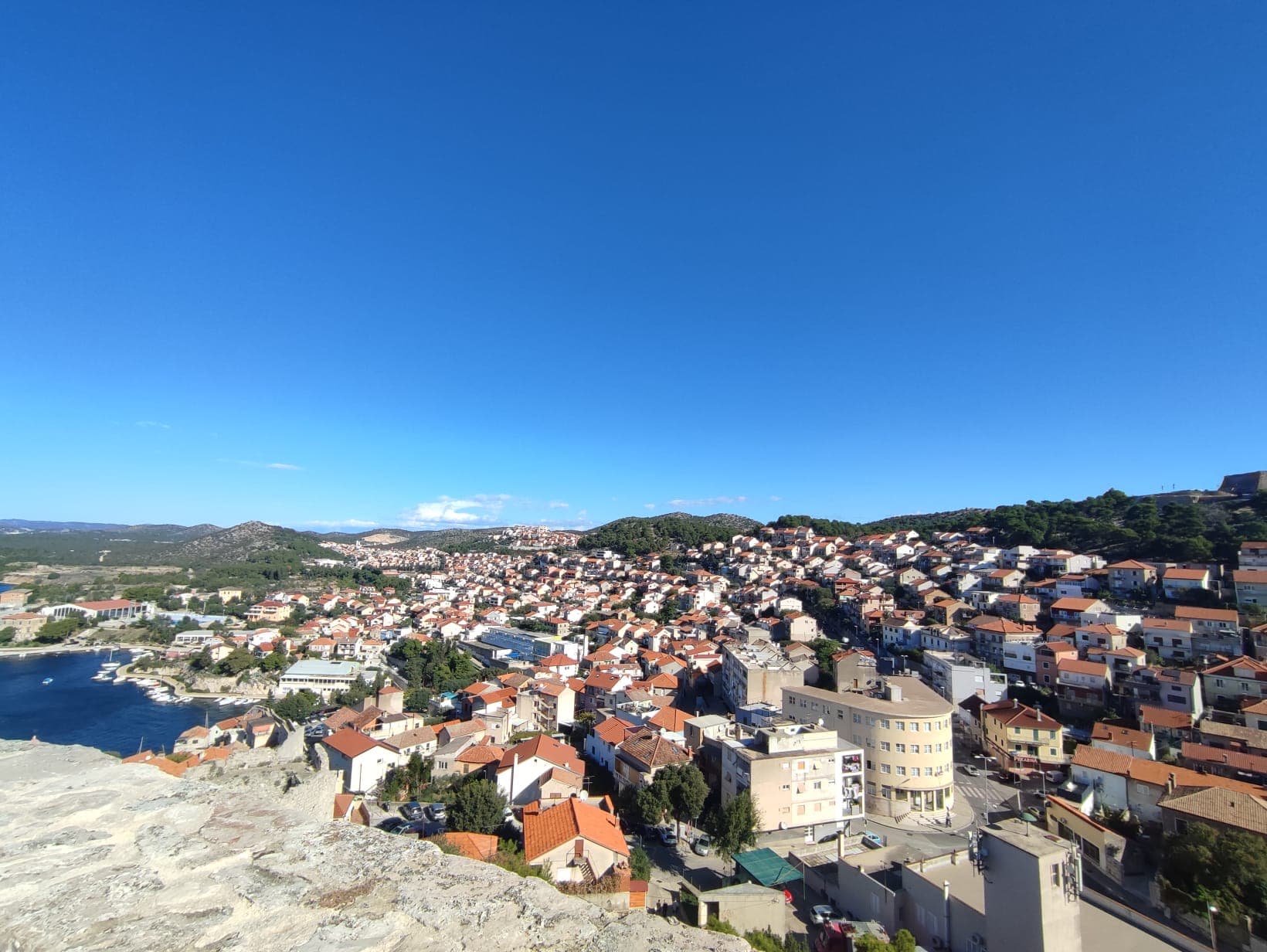 Sunčano i toplo, umjereno jugo