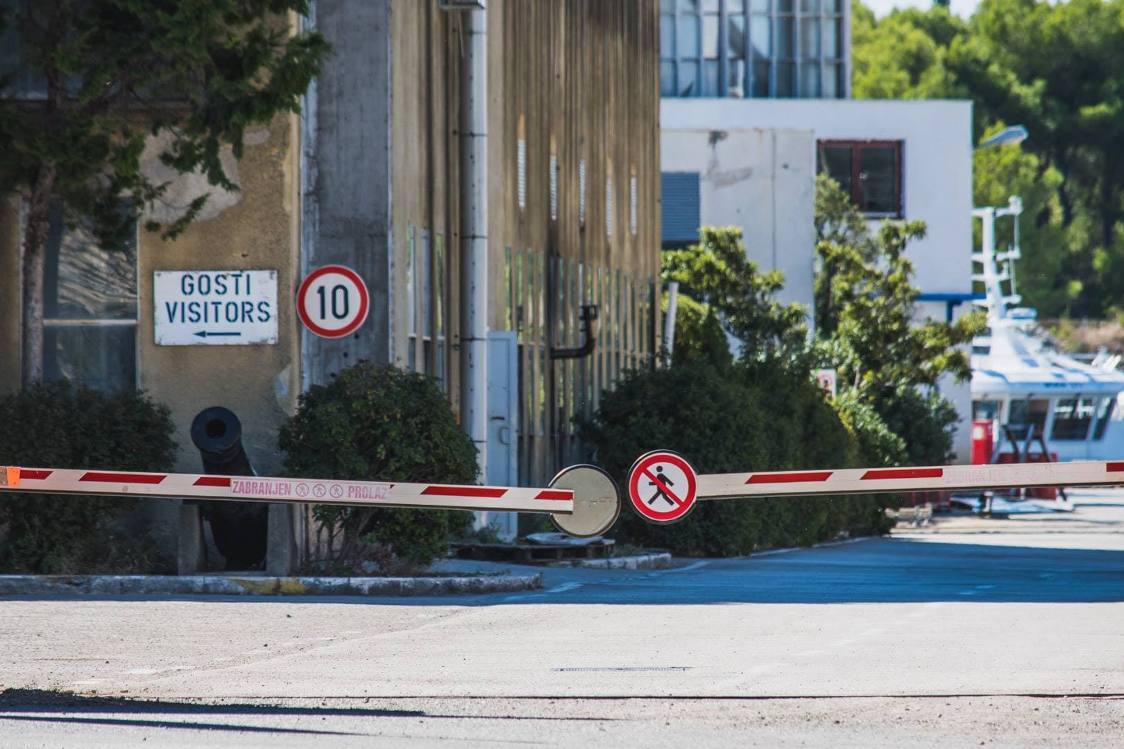 Na parkiralištu u Vodicama razbio rampu i napravio štetu od 2000 eura