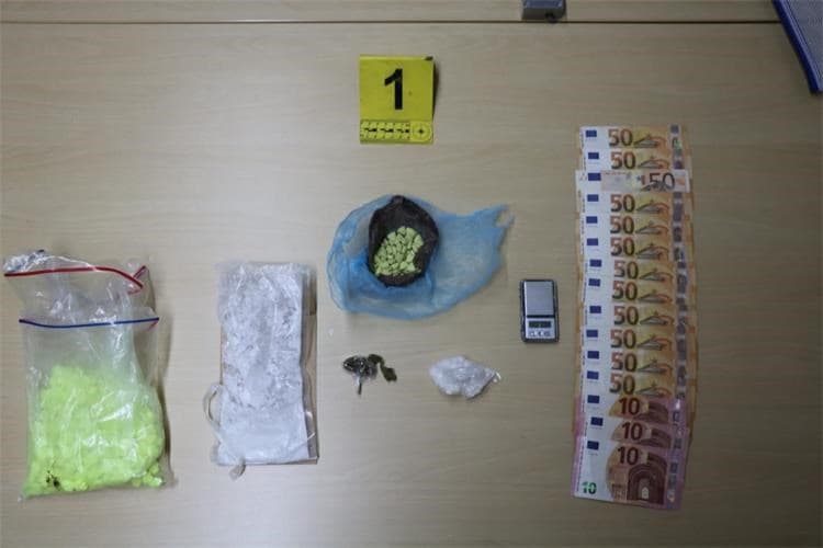 Obračun kninskih dilera: Potukli se u rano jutro, privukli pažnju i olakšali policiji pronalazak kokaina, preko 500 tableta MDMA, marihuane...
