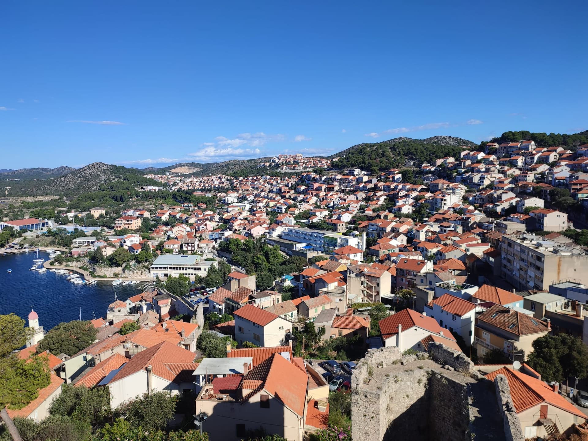 Sunčano i toplo uz umjerenu buru