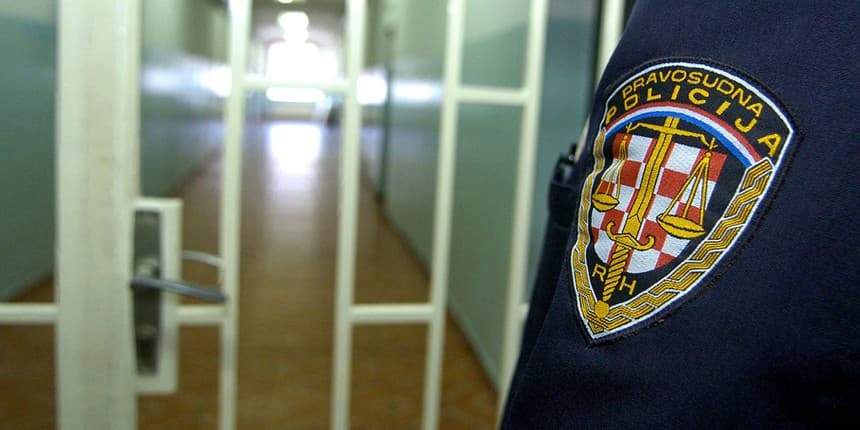 Pritvoren njegovatelj Doma za starije, noću se uvlačio u postelju štićenicama